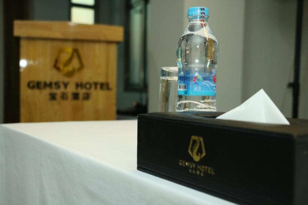 Gemsy Hotel Янгон Экстерьер фото
